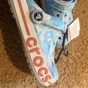 Crocs NWT ocean blue swirl with pink accents men’s size 5 or women’s size 7